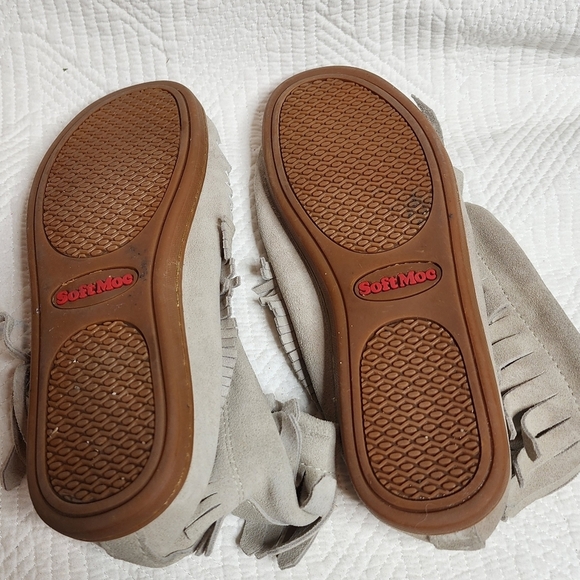 Softmoc grey moccasin fringe booties. - Picture 16 of 17